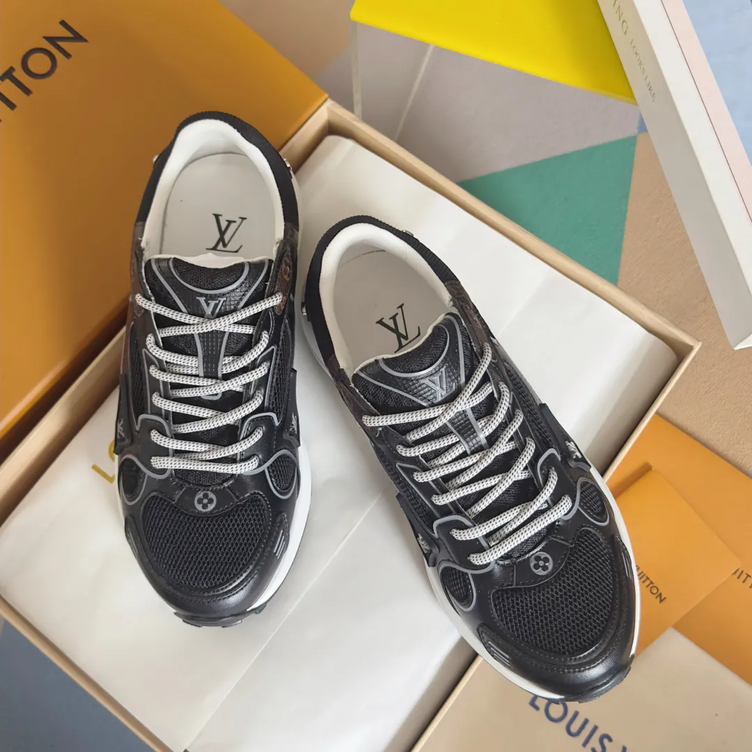 Top version: Couple model 640💰 LV Louis Vuitton L House Donkey Brand Latest Olympia Series Couple Model Silver Horn King Casual Sports Shoes Running Shoes This LV Olympia sports shoe combines mesh fabric and metallic synthetic leather and other technical fabrics to reinterpret the classic running shoe design with a neat and simple design. Lightweight EVA outsole provides a stretchy fit. Rich details such as Monogram embossing and LV letters establish recognition. Exquisite packaging at the delivery counter🛍📦 ▪️Fabric: original imported technical fabric + mesh ▪️Inner lining: original customized breathable mesh ▪️Sole: original molded rubber foam material ▪️Sole thickness: 3.5CM ▪️Size: women's 35-40 / men's 39-44